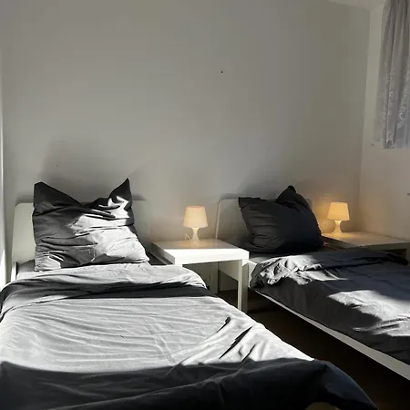 4 Bedroom House, 8 Beds, Free Parking, Near Hamburg Casa de Férias