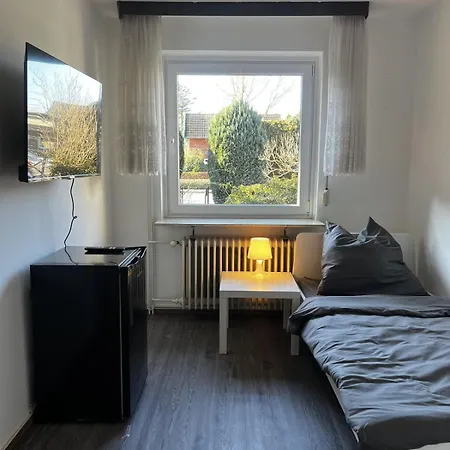 4 Bedroom House, 8 Beds, Free Parking, Near Hamburg Casa de Férias Quickborn (Pinneberg)