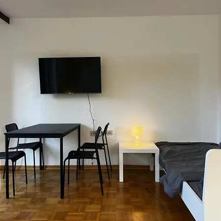 4 Bedroom House, 8 Beds, Free Parking, Near Hamburg Quickborn (Pinneberg)